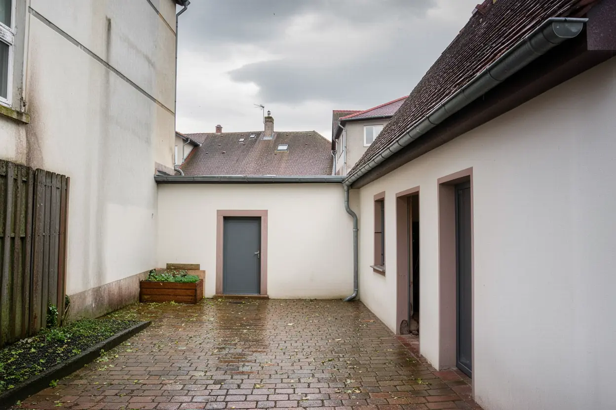 Cour colmarienne sécurisée après élagage en rétention